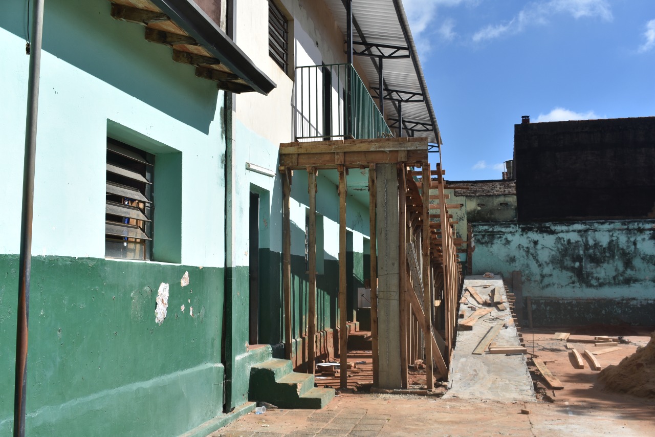 Intendente Guido González entrego kits de alimentos y verificó obras en escuela Próceres de Mayo